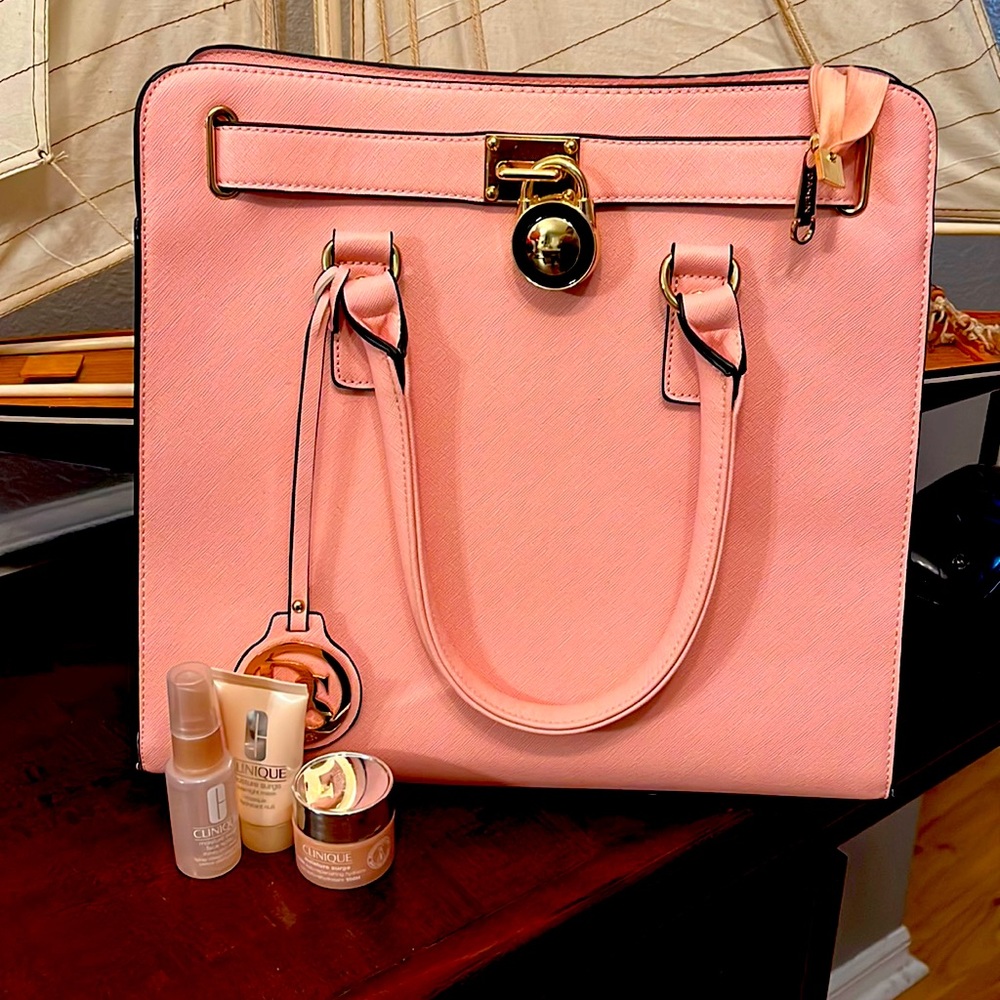 All the items included the Jessica Simpson glasses, Clinique sample & Dasein👜